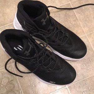 Men’s Size 8  Under Armour basketball sneakers
